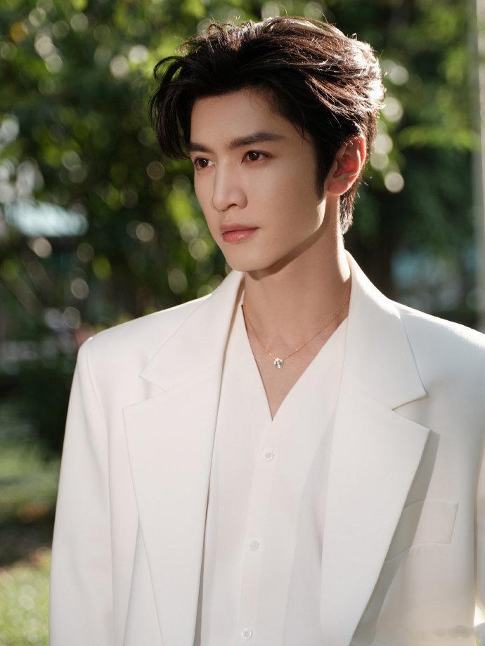 陈哲远陈哲远素颜手势舞陈哲远素颜即兴跳手势舞，近距离怼脸颜值依旧能打，清爽干净不