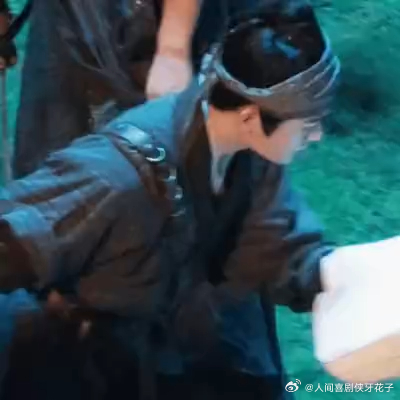 丁禹兮用舌头翻书页丁禹兮用舌头翻书笑不活了！丁禹兮片场 “用舌头翻书”，因双手被