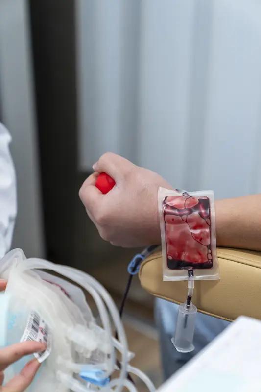 广州男护士陈继华简直是“献血英雄”！从2014年还是医学生时就开始献血，到现在累