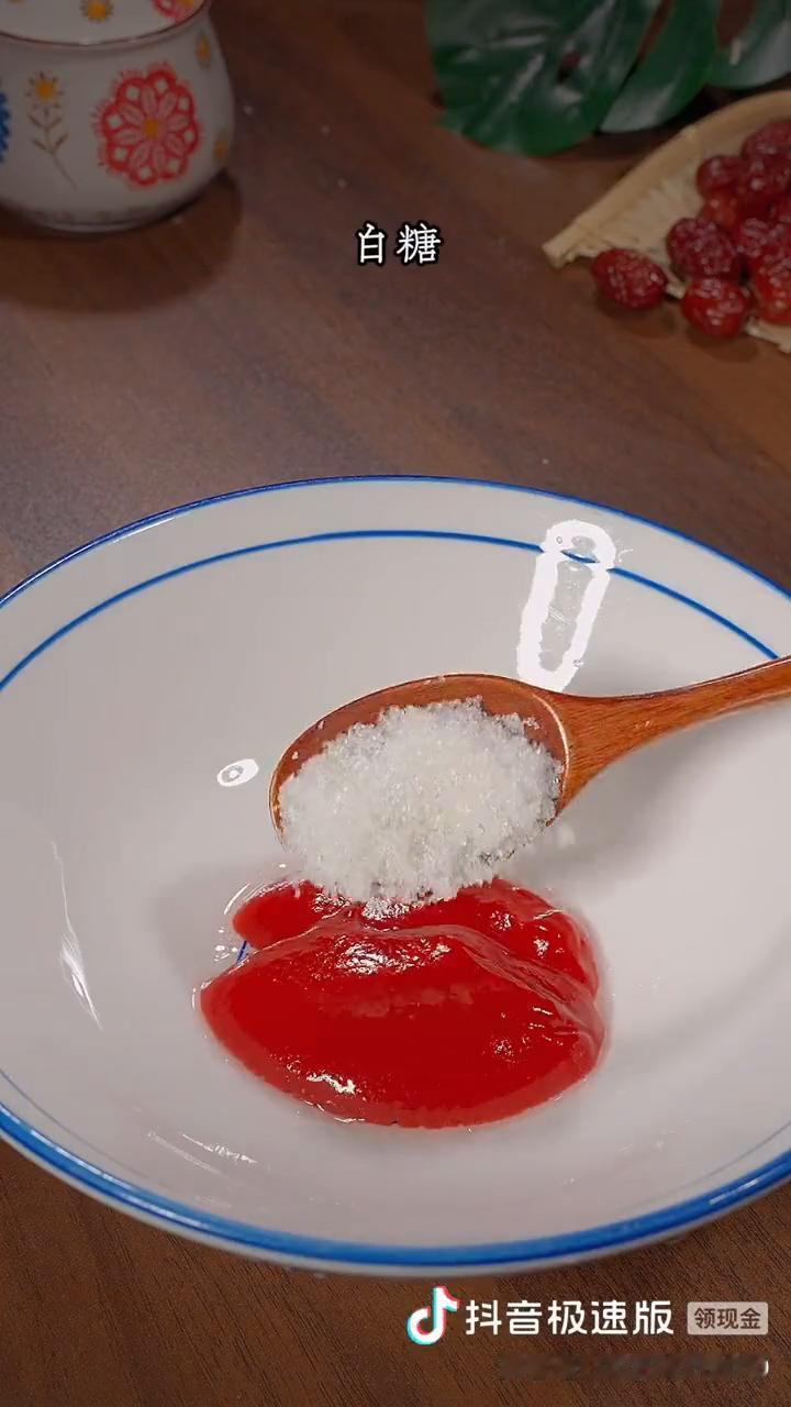 暑假孩子都在家，每天都变着花样给孩子做吃的，今天这道脆皮葡萄大家来看看。
·首先