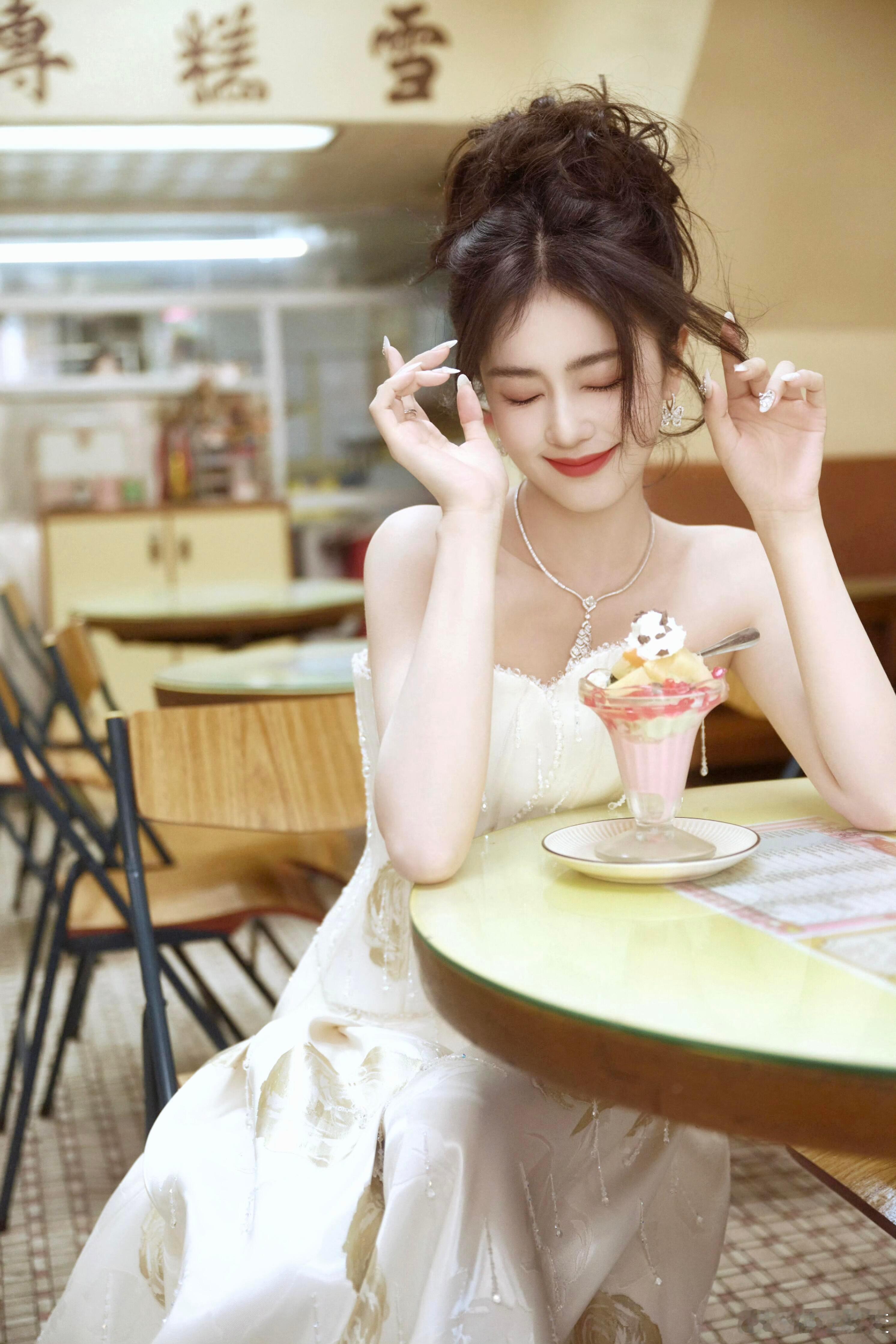 白鹿  白鹿壁纸✘甜欲风想把这个菠吃掉白鹿｝ 