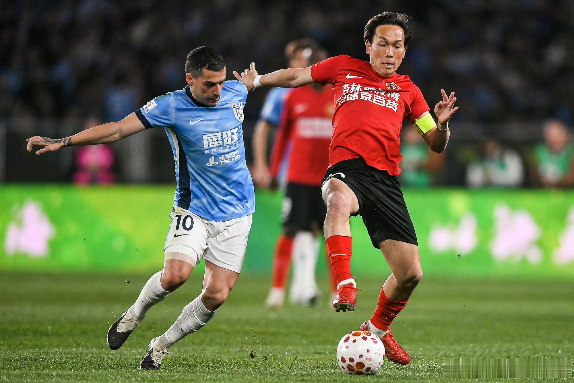 中超赛场上演激情德比，大连英博客场1-0绝杀辽宁铁人，斯坦丘世界波助球队豪取五连