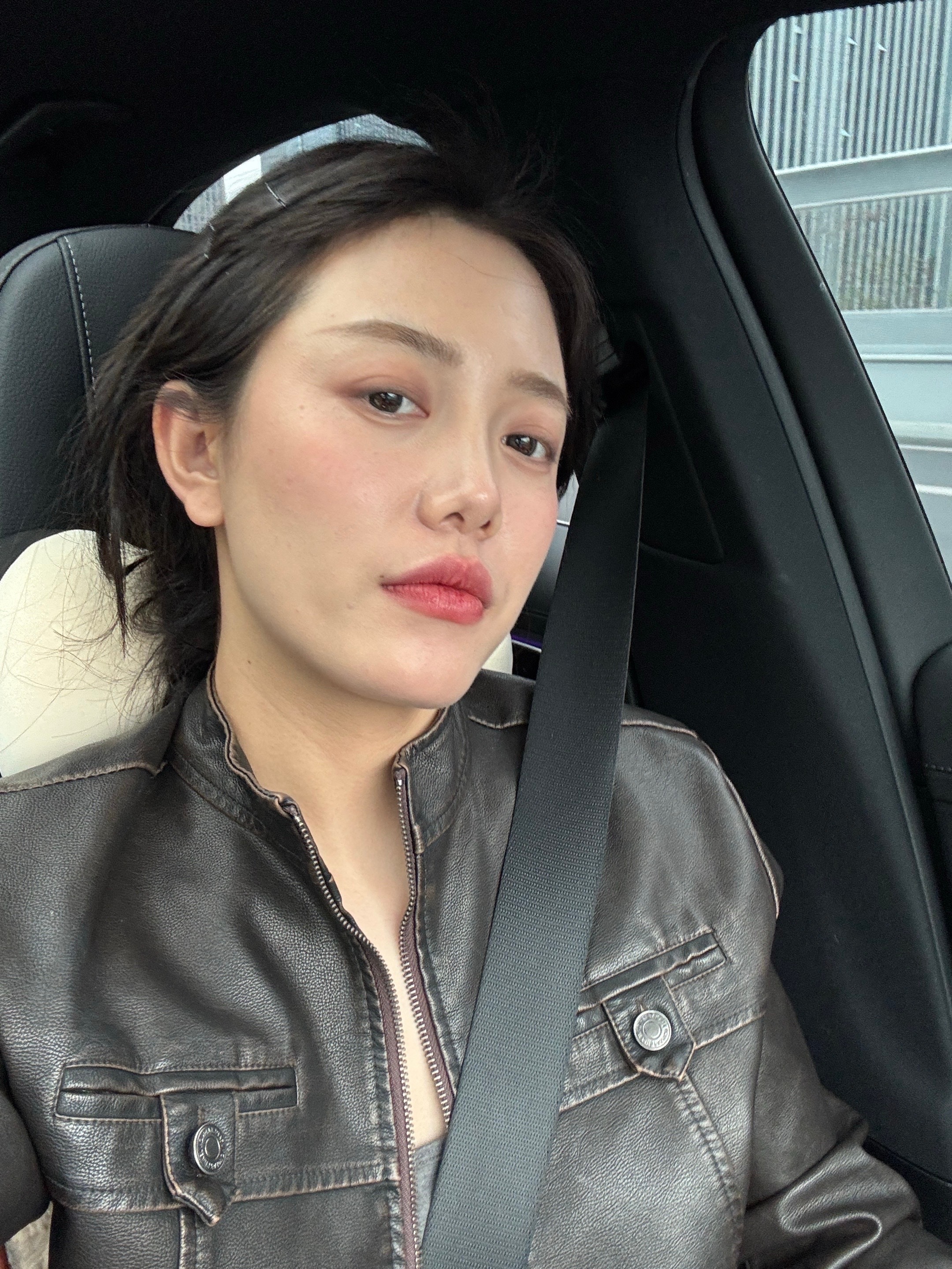 三天不出家门的是我 三天不回家的也是我 花钱大手大脚的是我   一百块舍不得花的