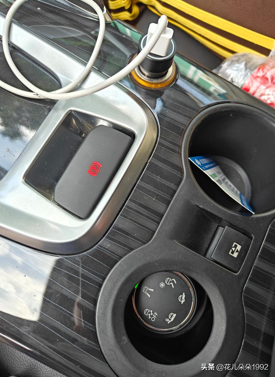 车上的这个东西怎么弄出来呀？
在下车的时候小朋友不小心一脚踹进去了，要怎么弄出来