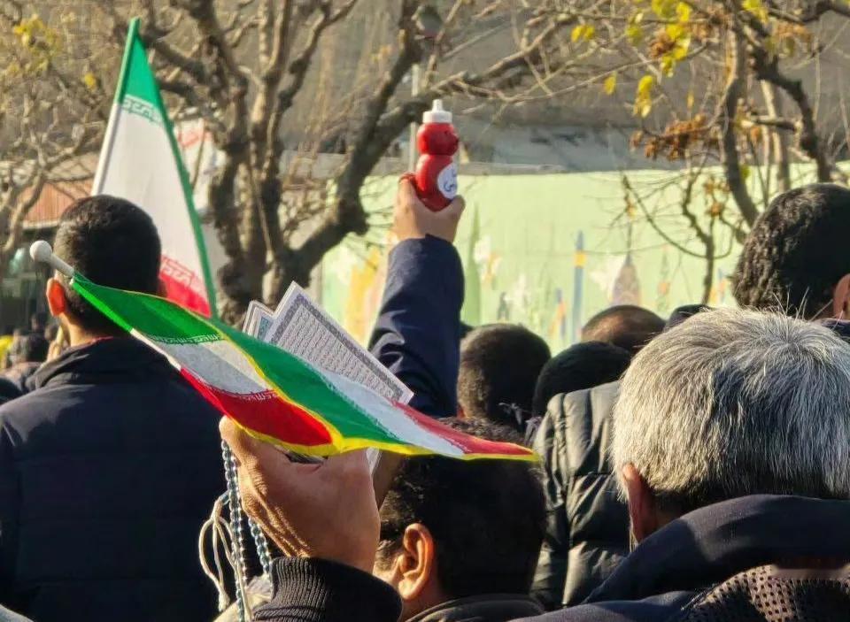 伊朗这场支持政府的集会太有意思了！
 
满场人都举着《古兰经》，一眼望过去全是统