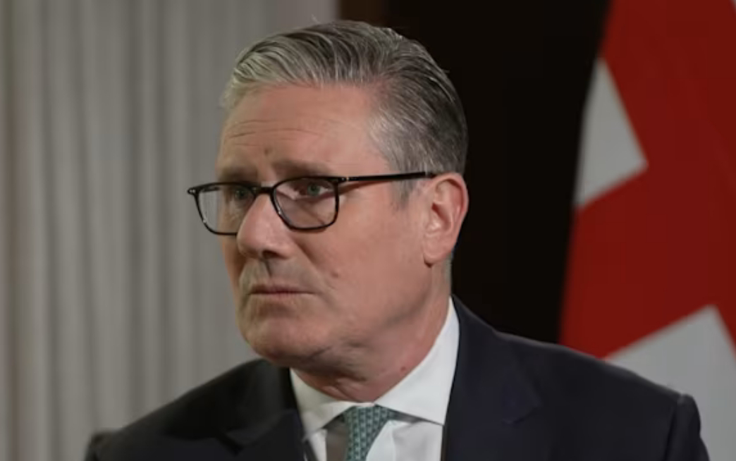 #斯塔默发怒称受够特朗普了# 【斯塔默：英国能源价格高涨，受够特朗普了】 英国《