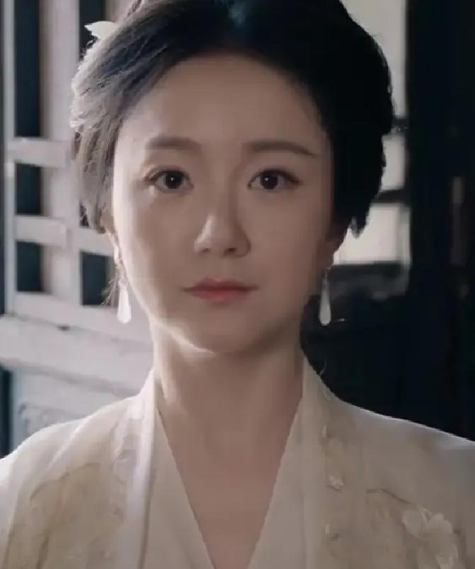 43岁还在抢戏！
 
李倩最近两部剧同时刷屏。一个演心脏病金夫人，喘口气都像刀扎