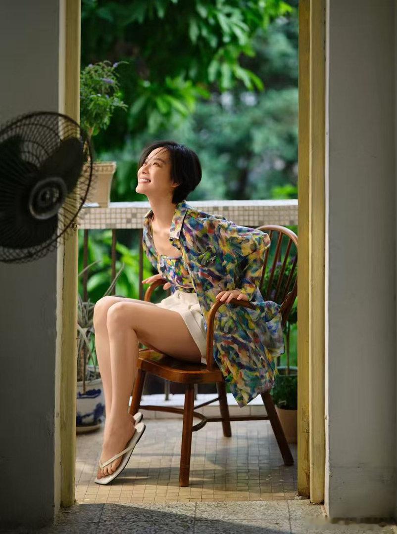 风一吹倪妮就有电影感了广州的风很懂倪妮的美 原来风也有名字。倪妮在《风辞典》里收