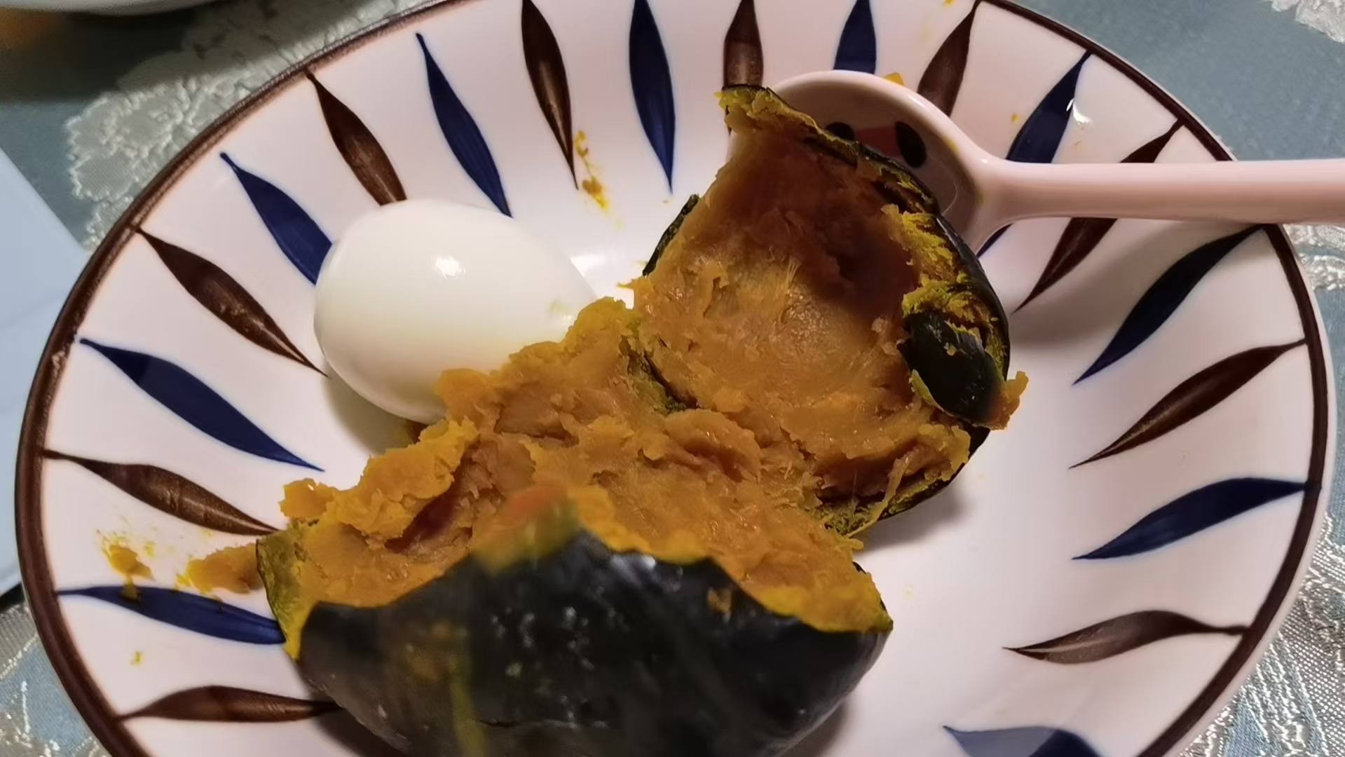 老人家说遇到黄鼠狼在叫，意味着要来钱了。鼠类为坎卦，坎水可以引发生财。尤其在月圆
