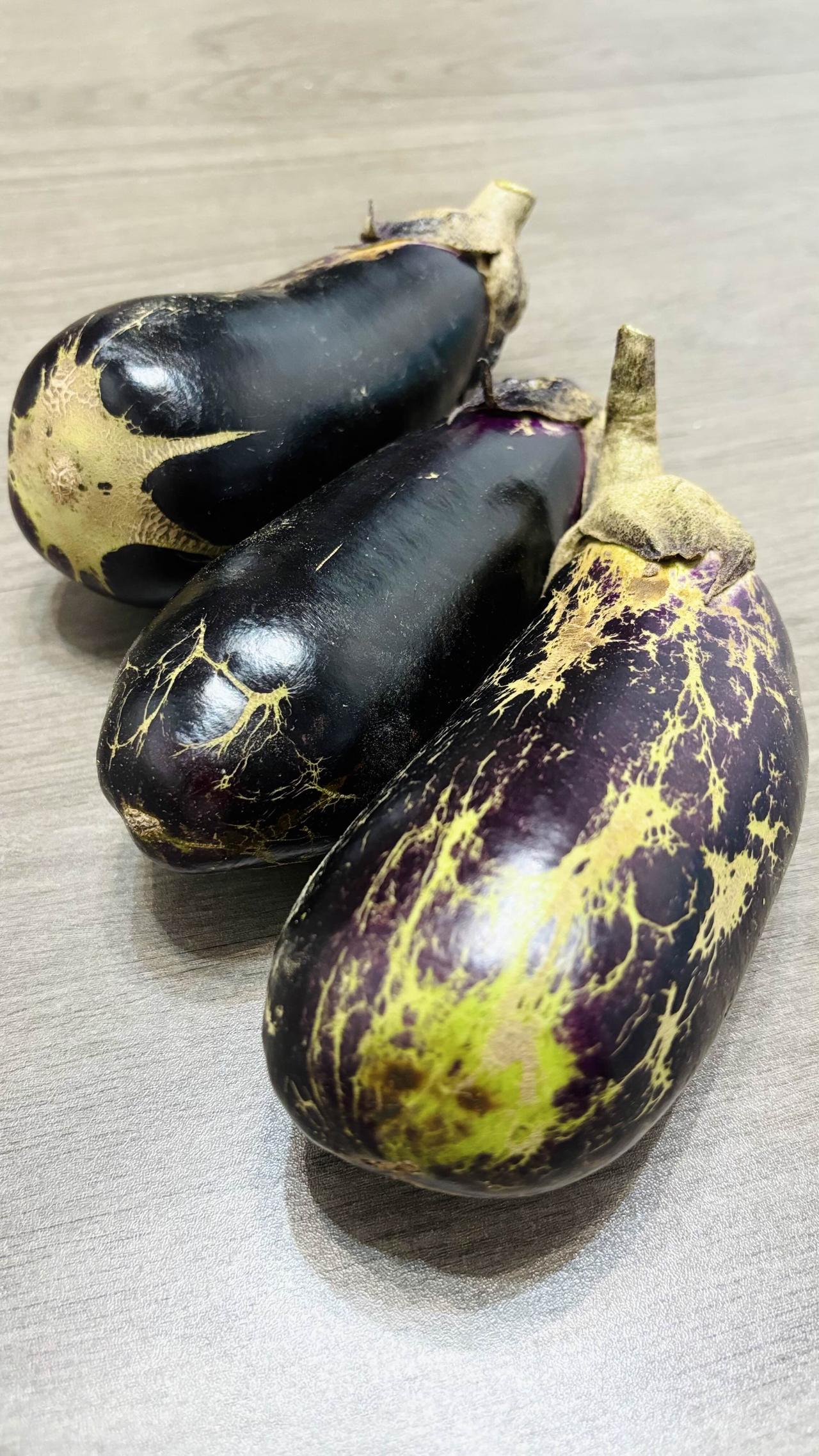 怎么我种的茄子长的这么猥琐呢？尤其底部看着好怪异啊 ，虽然没有坏但肉质却是硬硬的