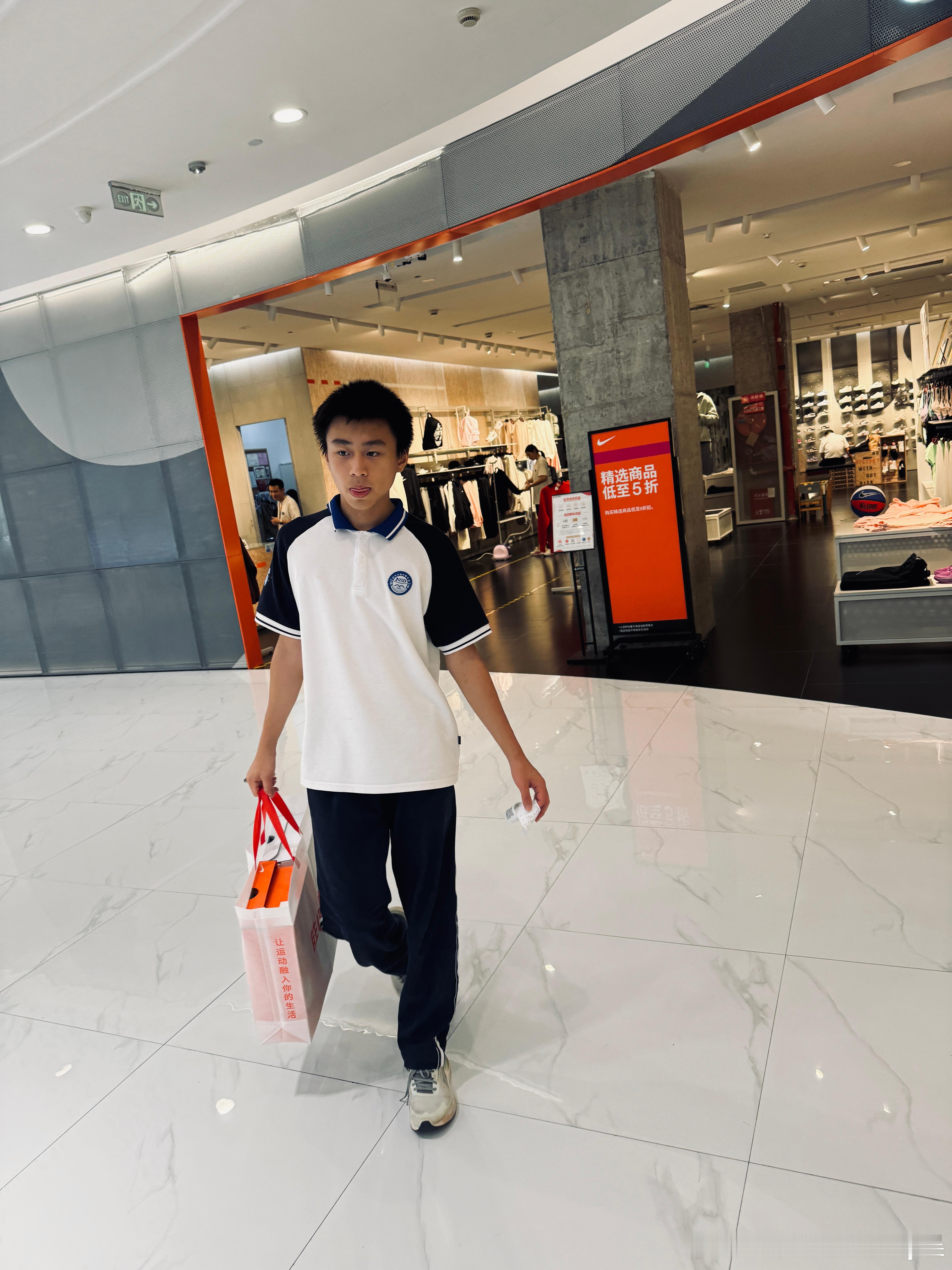 带小伙子买鞋 出资200 长大了 懂事了[赞]  ​​​