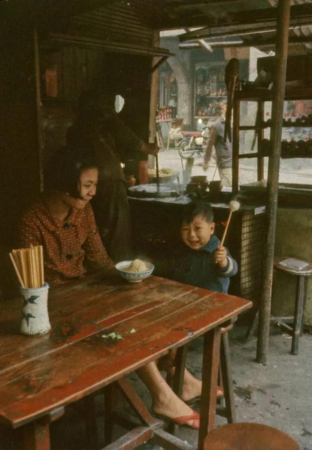 老照片：七十年代台北南京西路上悠闲自得的百姓生活。台北的南京西路因聚集了大量的商