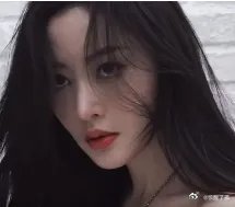 谁被张天爱在首映礼的转棍帅到了？棍子刚上手，电影里贼帮大姐头的霸气就溢出屏幕，这