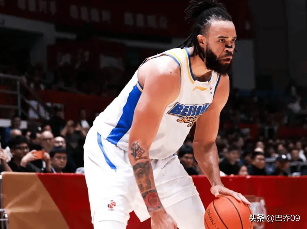 北京惨败夜麦基态度引众怒！场上划水喘不停，别再消耗球迷信任
 
北京客场大败浙江