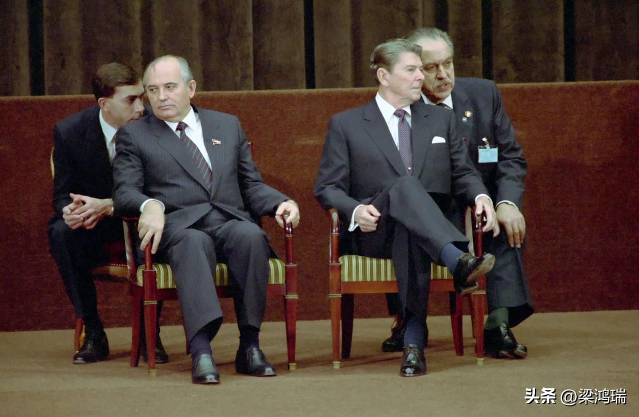 这张照片记录了 1985年11月 在瑞士日内瓦举行的日内瓦峰会（Geneva S