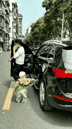这当爹的也是个马大哈，自己边打电话边下车，也没发现儿子也下来了，如果被车挂了怎么