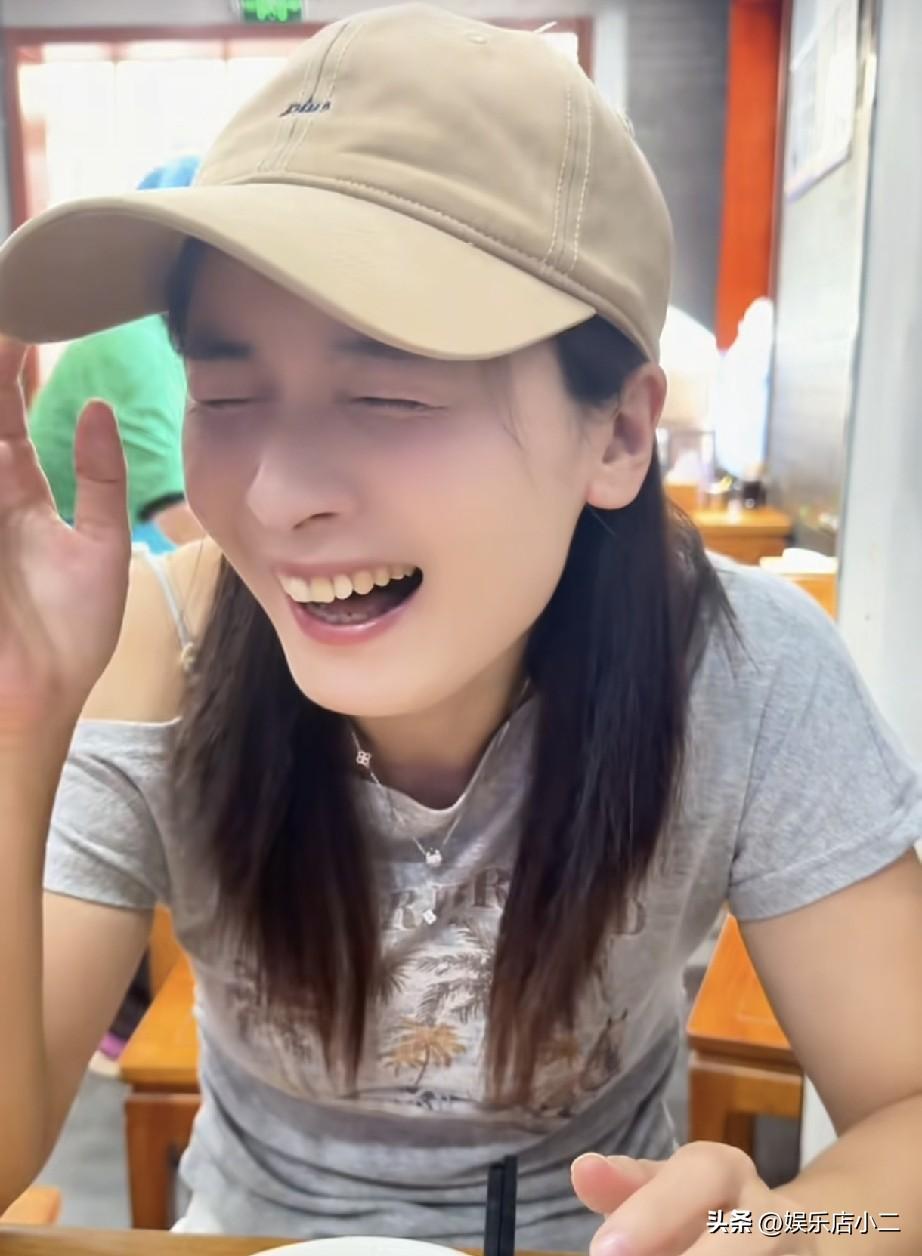 瑾汐让人羡慕了，有这么好的二哥，逛故宫，喝豆汁，不为流量，纯粹的兄妹情。
瑾汐母