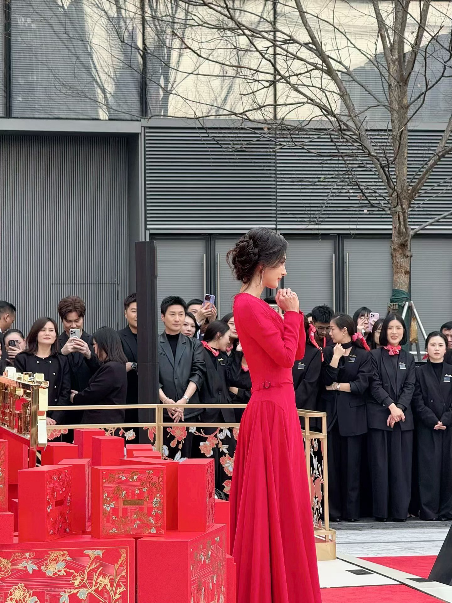 谁说深圳遍地都是牛马的。看看5点就起来追星了。都是闲人。幂姐新年活动一袭红裙，红