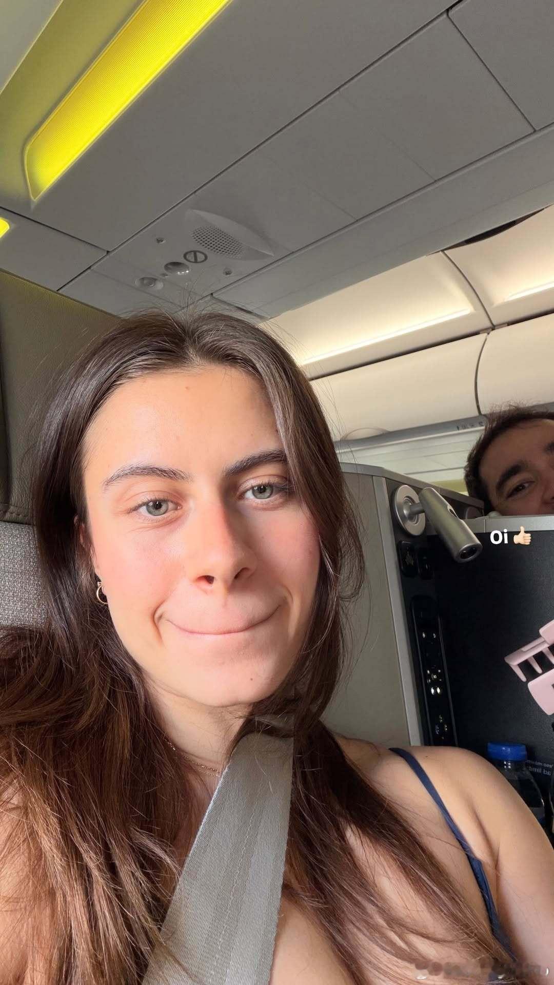 果桥一起返航✈️依旧坐隔壁入镜 