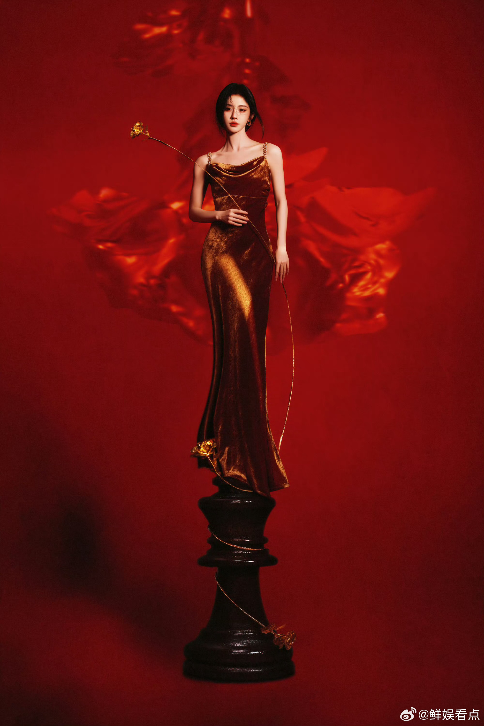 鞠婧祎金色吊带裙造型所有人都进来膜拜这个女王鞠婧祎👸🏻！金色吊带裙气场全开，