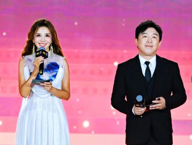 朱迅在《CMG首届中国微短剧盛典》和《2025中国电影导演之夜》中表现出色，深受