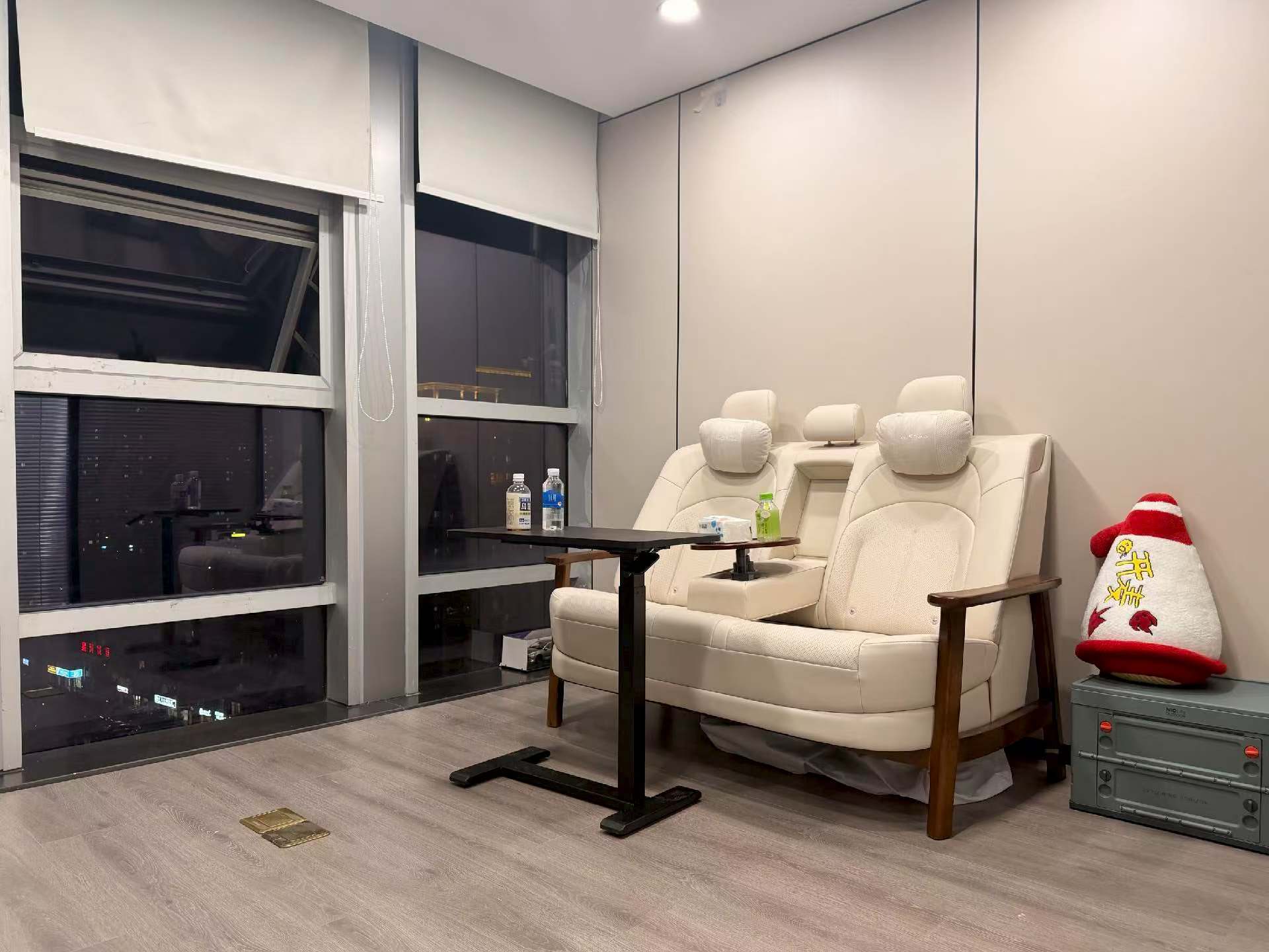 我司日产大沙发终于安排上了！我试座了一下太舒服了，用料超级扎实毕竟花费了我60跟