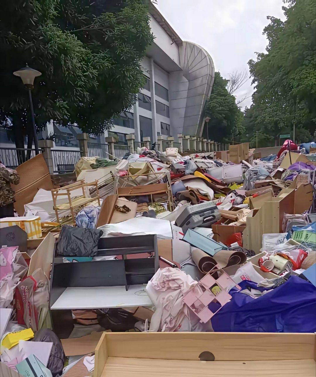为什么扔掉都不送给学弟学妹？ 