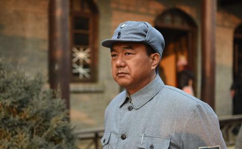 1955年，授勋礼过后，彭德怀热血沸腾地闯入毛泽东办公室，毫不掩饰地挥拳高呼：“