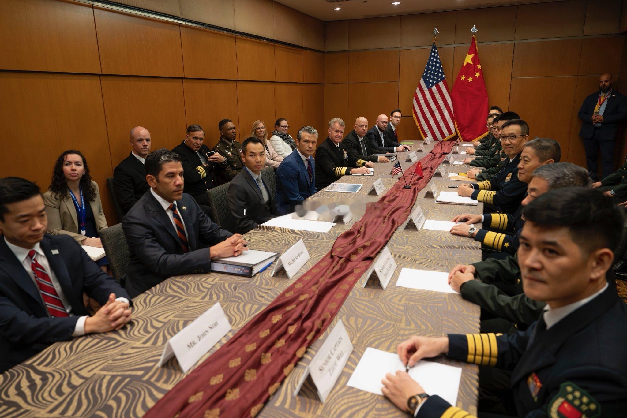 中美防长在东盟防长扩大会期间会晤 10月31日，国防部长董军在吉隆坡出席第12届