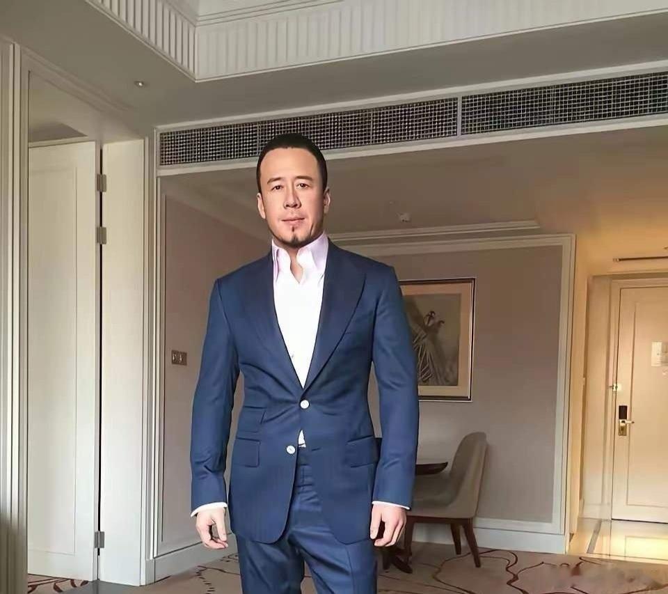 杨坤这次参加歌手被淘汰，我好奇查了一下，不查不知道，一查才发现，杨坤53岁了居然