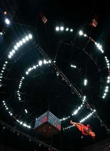 26岁，站上体操决赛台，没人觉得她能赢。
可她还是跳了——没起跳，也没退场。
别