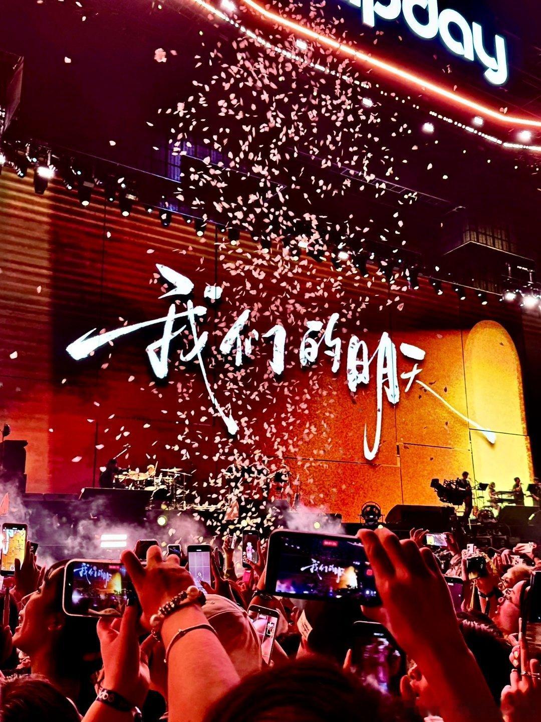 鹿晗鹿晗让粉丝不要躲高音鹿晗工作室贵阳音乐节出图 揣着喜欢来报道，今天也是要为爱