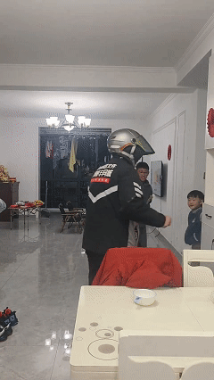 看哭了！近日安徽，爸爸熬夜送快递到凌晨两点，当拿着为老婆孩子买的零食回到家时，却