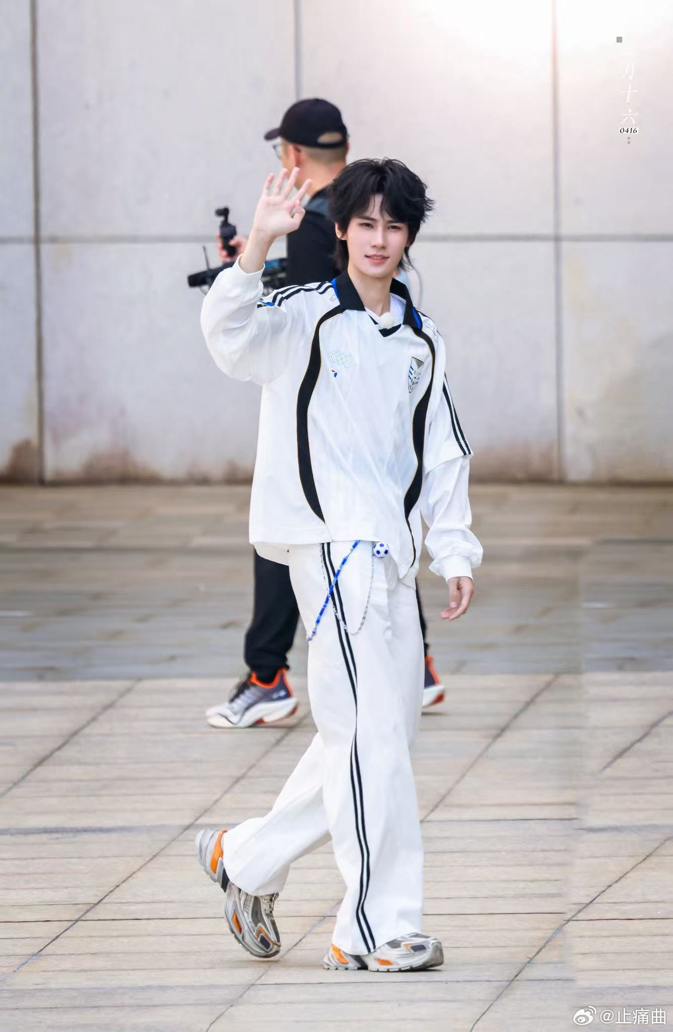 张真源足球小子既视感 谁能不爱球场上面活力满满的样子，回顾他踢足球的高光瞬间，每