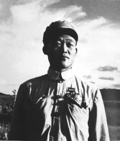 黄丑和，战斗英雄。直隶（今河北）正定人。1945年参加八路军。1947年加入中国