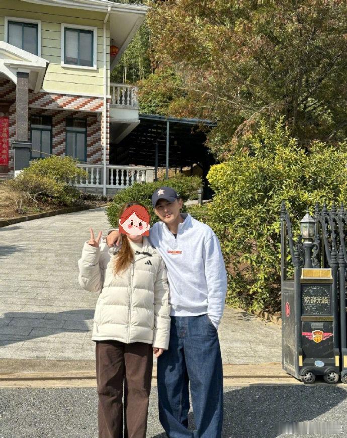 叶祖新合照 想过了官宣没想到是亲戚 这剧情走向谁能想到！从以为是AI合成，到猜测