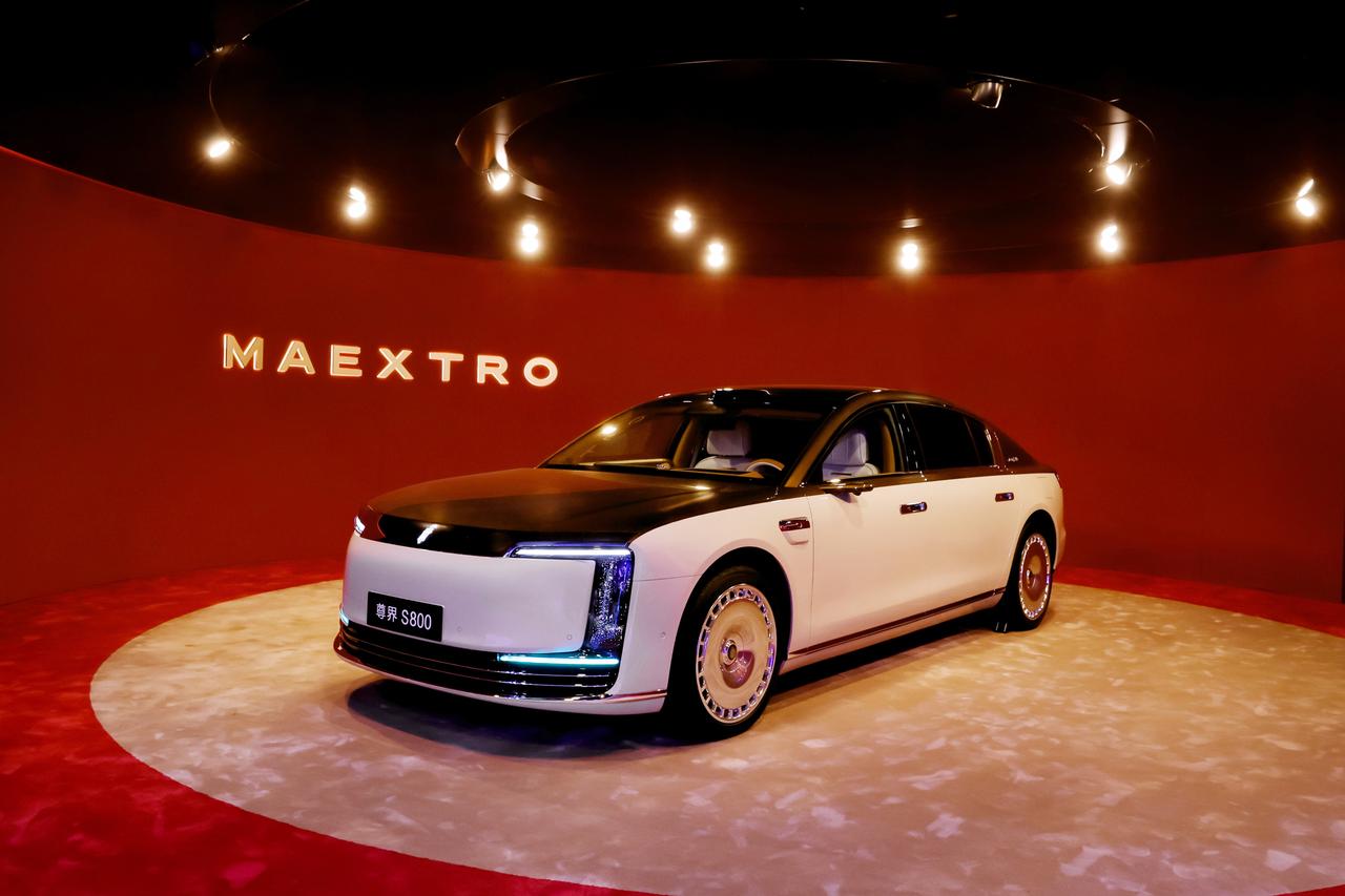 余承东直播透露200万级尊界，销量冠军强势托底
北京车展上，余承东直播官宣6月底