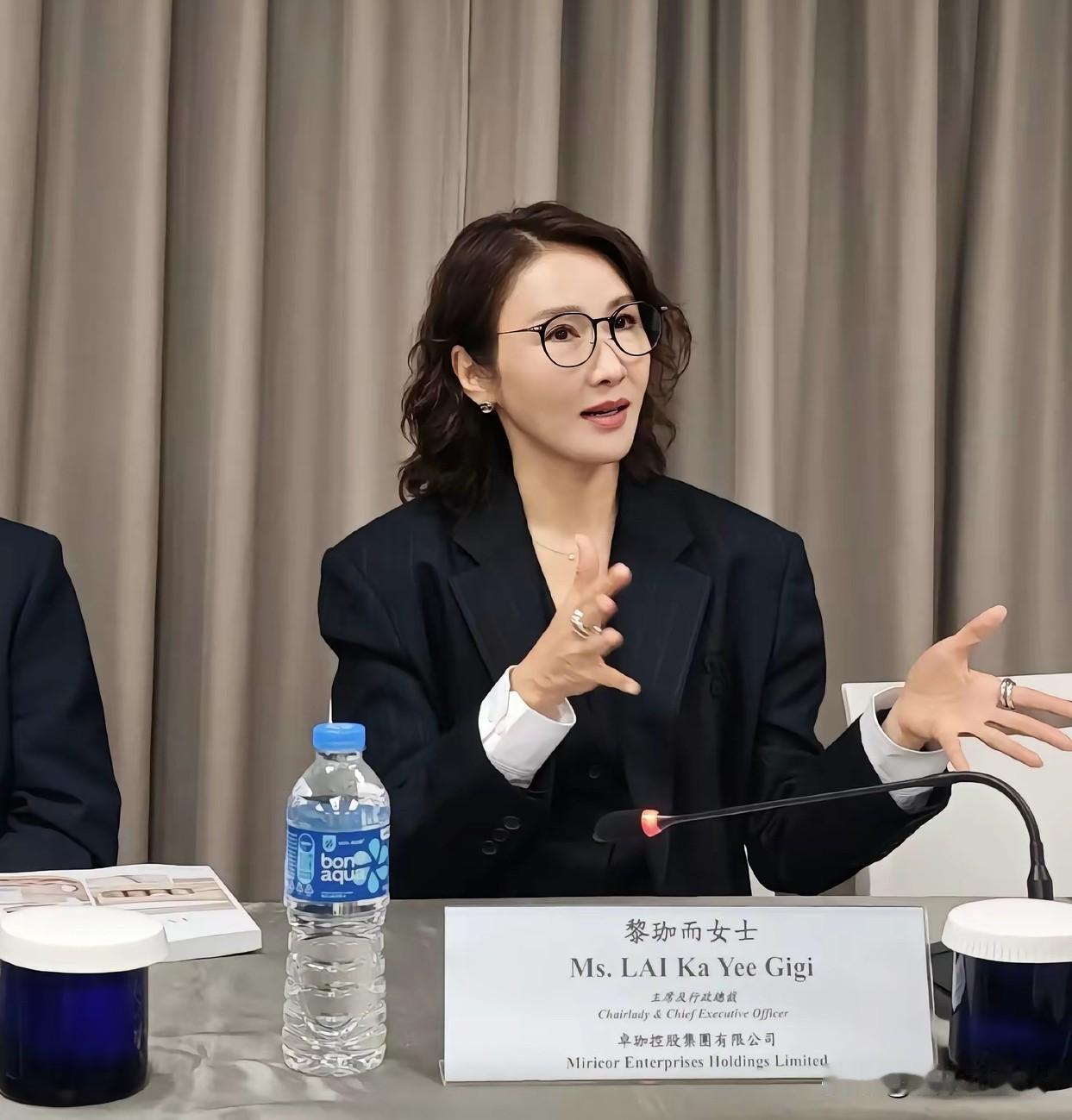 54岁黎姿如今的身份，早已不只是观众熟悉的女演员。近日，她参加公司董事会议，名牌