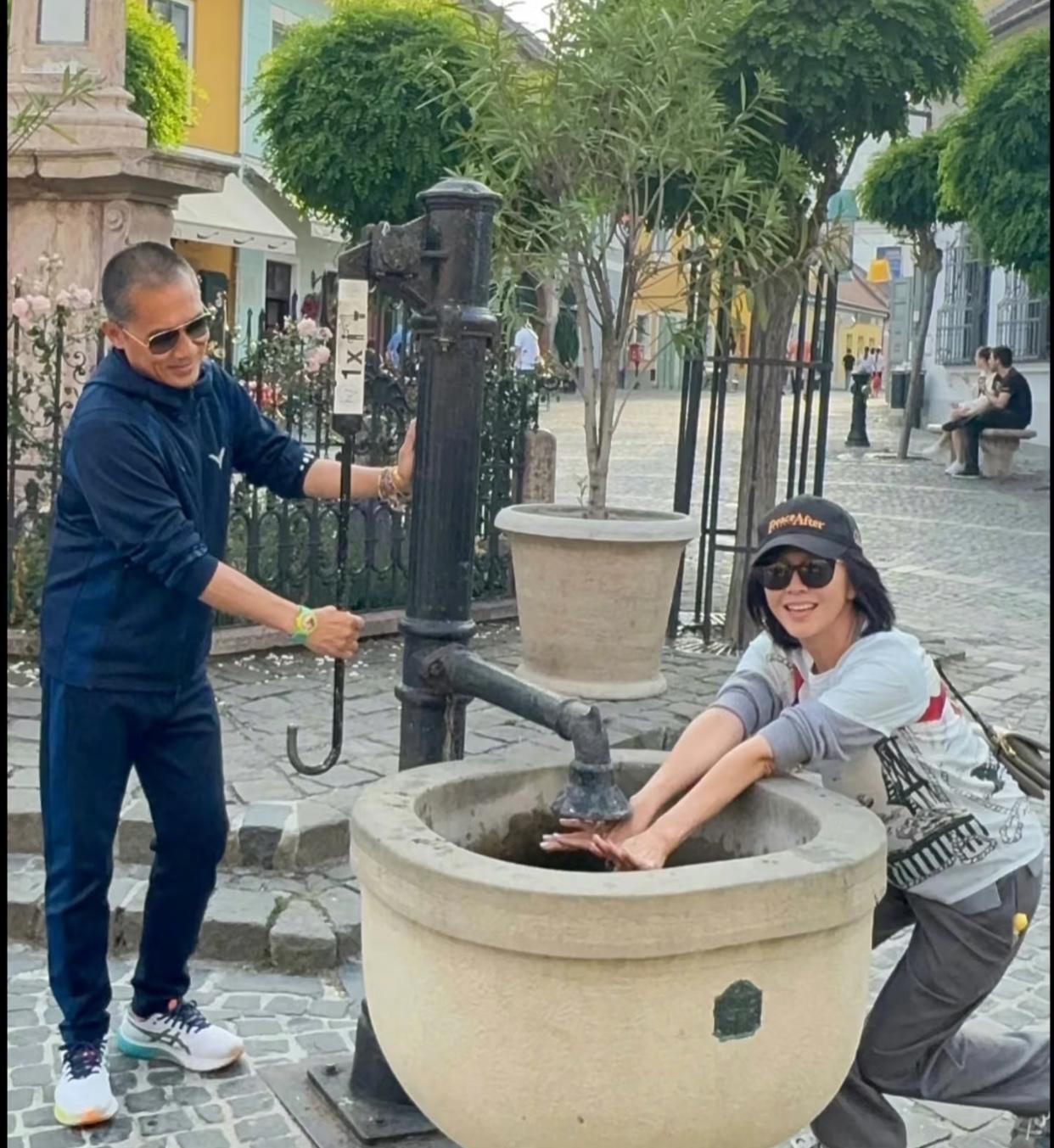 当初都不看好的一场婚姻，
多年过去终于赢来了人们的尊重与羡慕，
没有孩子又如何呢