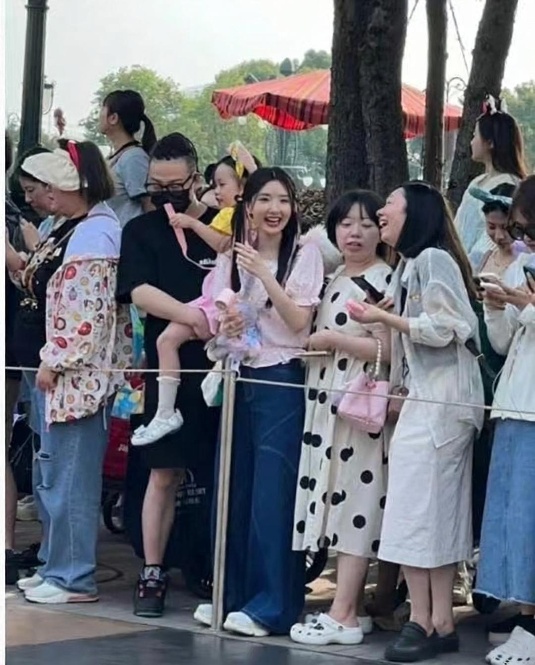 人群里的毛晓彤，不说我还以为是20岁大学生毛晓彤娱乐综艺圈[超话] ​​​