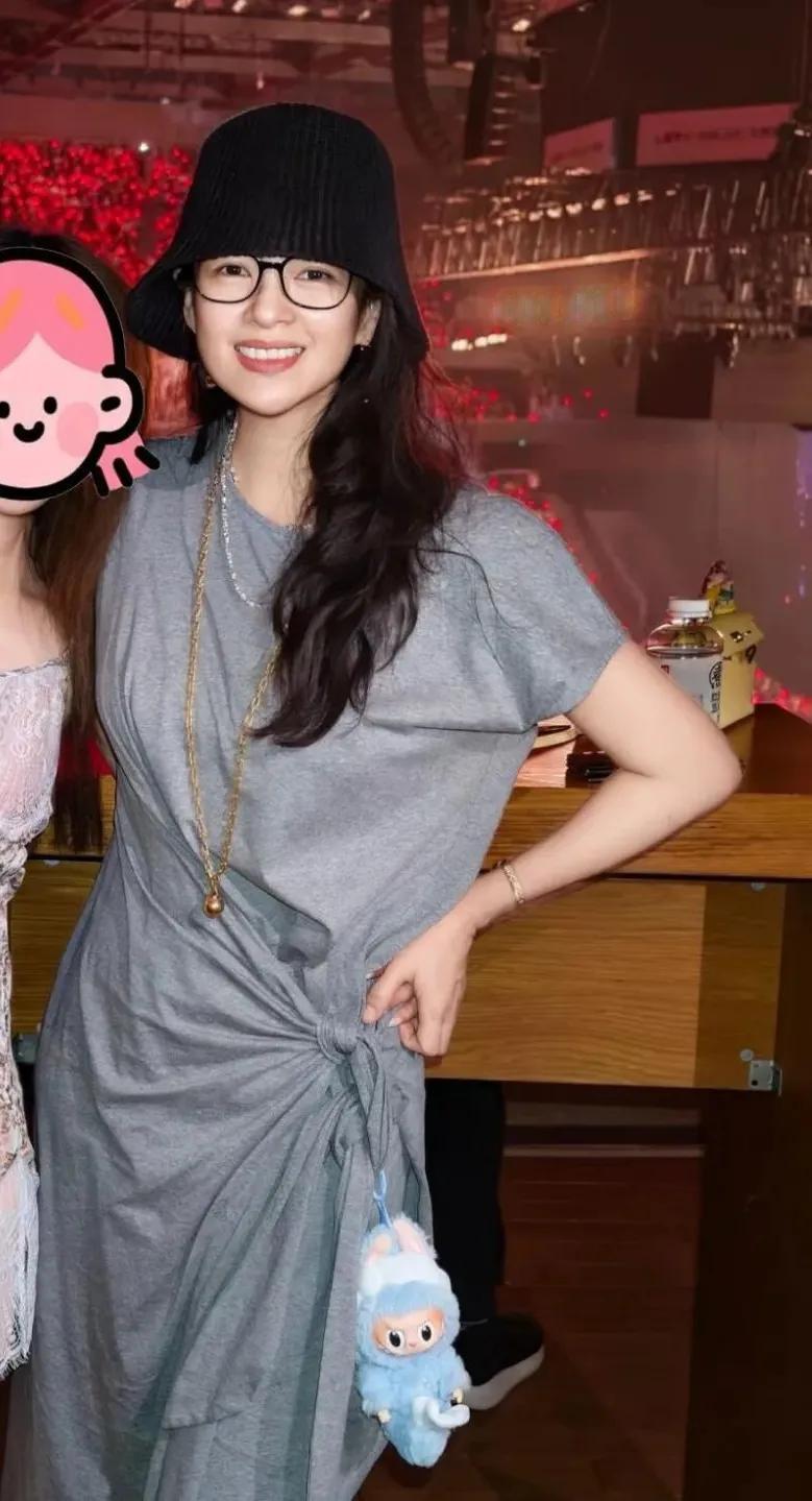 46岁的章子怡，依旧美得让人窒息！
昨晚北京演唱会现场，她素颜出镜，一袭灰色休闲