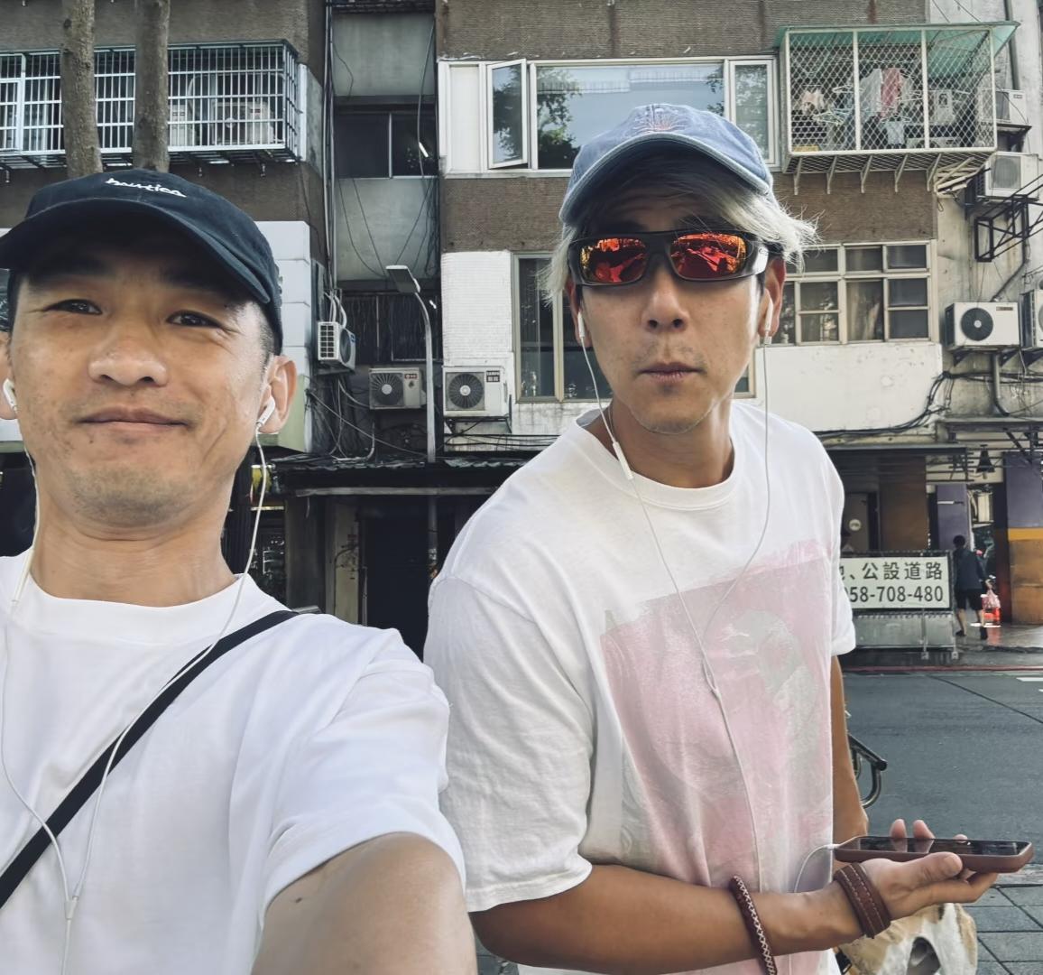 44岁彭于晏在台北西门町街道上遛狗晨跑被偶遇，他整个人变化好大，染了一头白发，肤