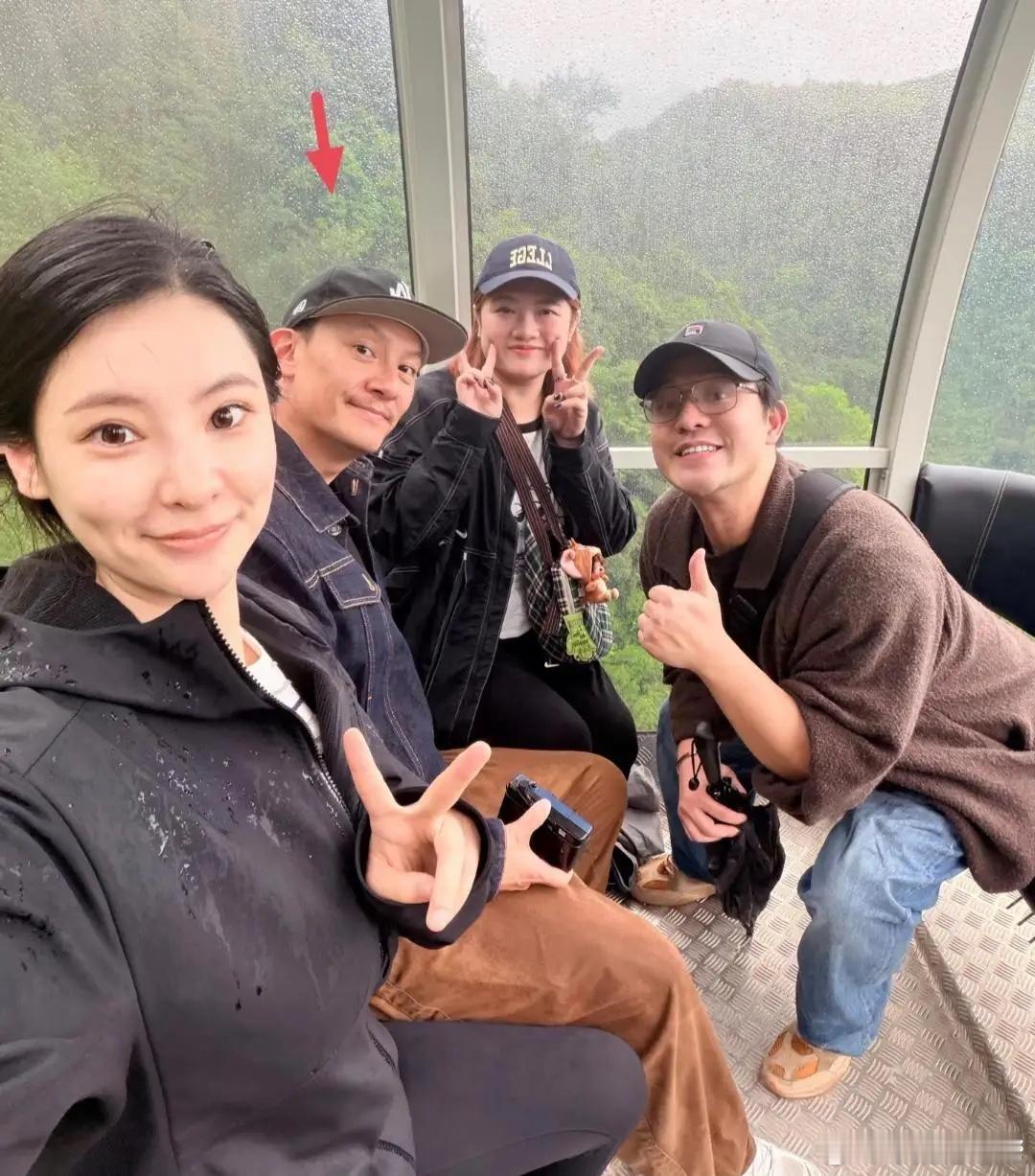 张震在浙江宁波旅游被偶遇，他打扮休闲大方，戴着鸭舌帽，他现实中真人非常帅气，小麦