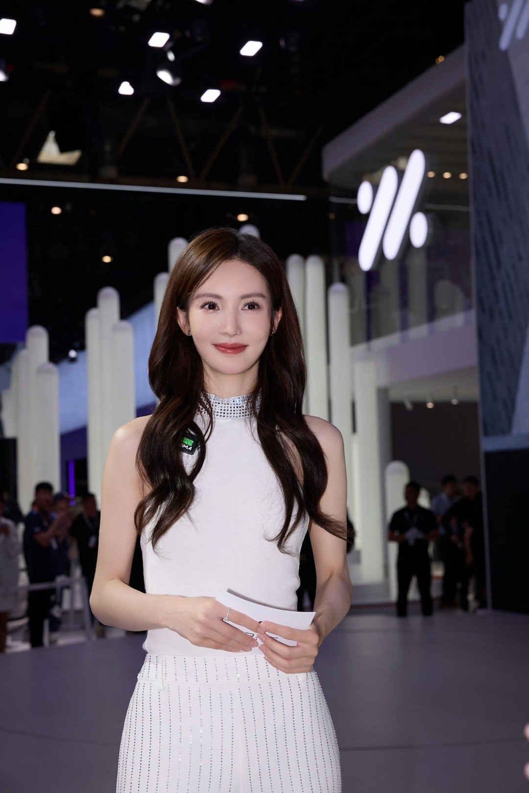 #金晨[超话]# [送花花]#金晨现身智己展台#[送花花]#智己汽车品牌代言人金