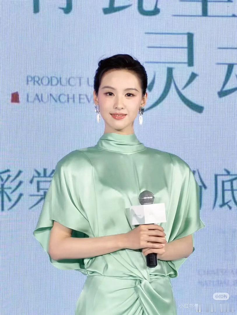 嘟嘟最近妆造好像微商女强人啊 