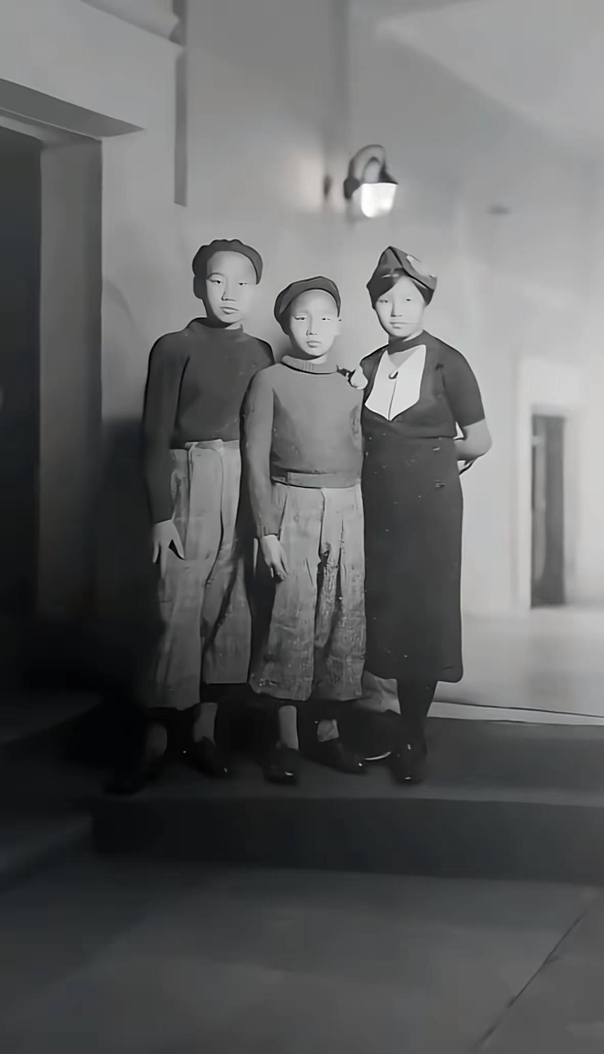 这是毛岸英和毛岸青，以及蔡妮在苏联莫斯科的真实合影，都看看吧，这可不是演员扮演的