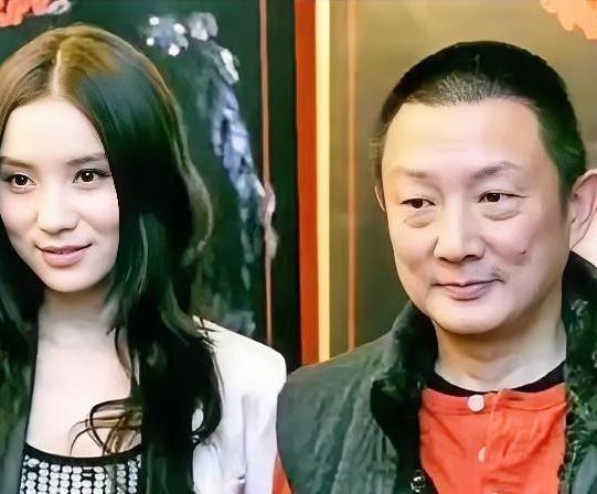 2007年那阵子，50岁的张黎导演对27岁的新人宋佳动了心。可他前脚刚跟还在哺乳