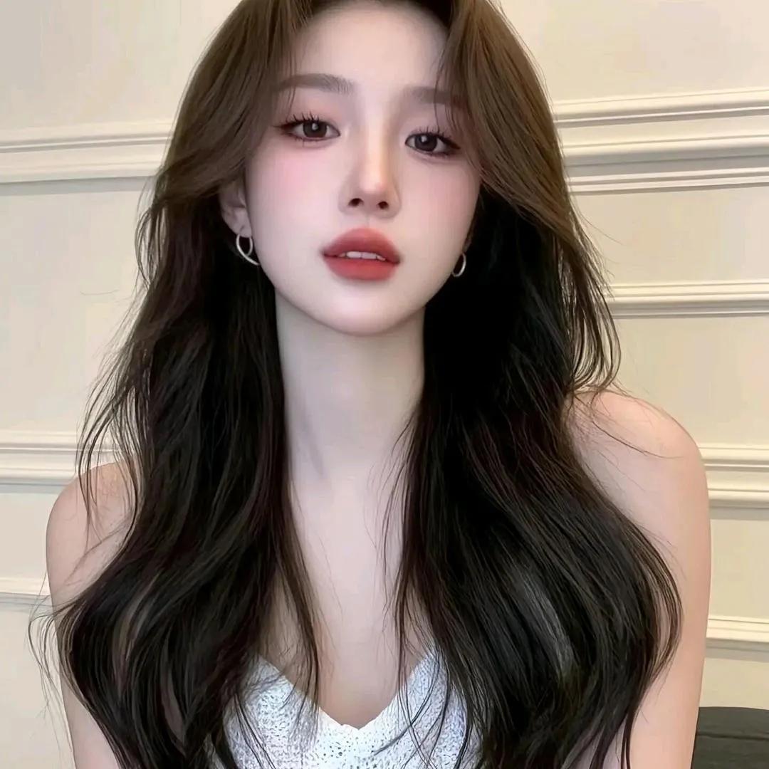 甜美少女风，精致的妆容和优雅的长发，让你心动不已！