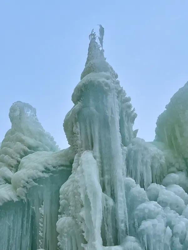 张家界七星山的冰景真的值得专门跑一趟。
今年初雪赶在情人节前一天落下来，海拔15