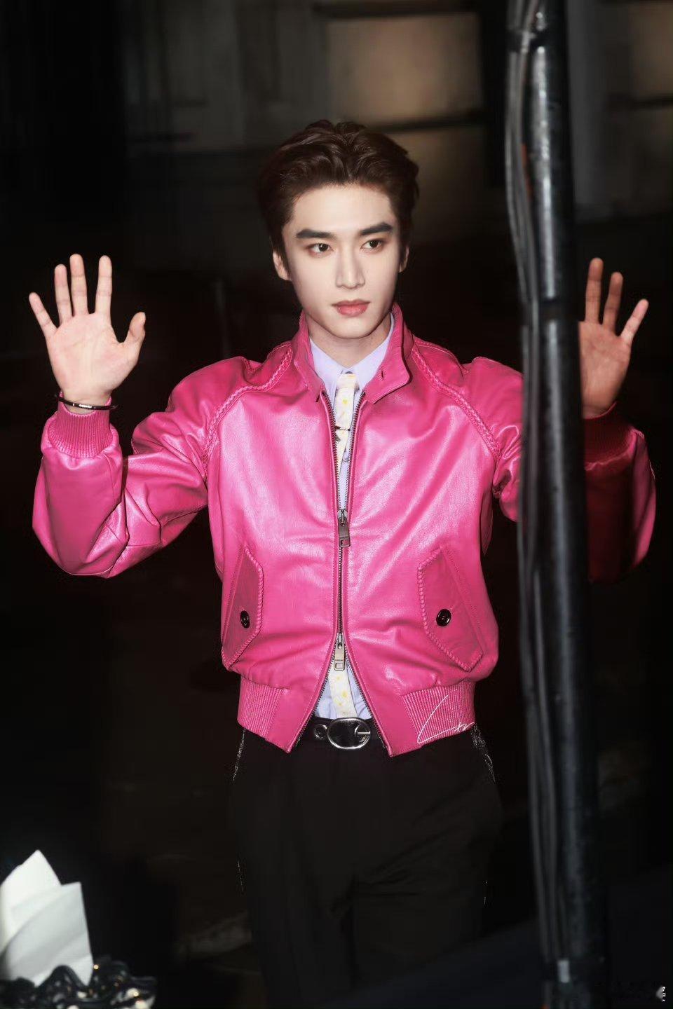 谁能拒绝在伦敦闪耀的张康乐啊😍 玫红色穿在他身上，竟能如此帅气，自带吸睛特效。